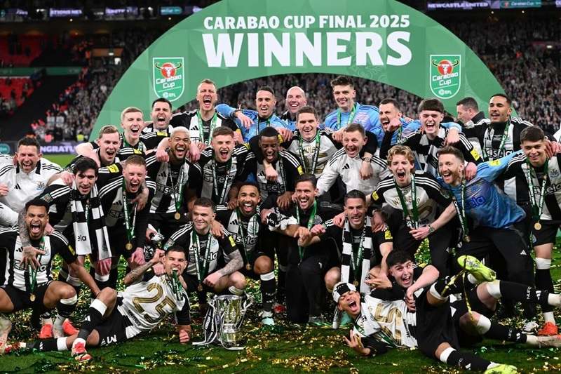 Longstaff cùng đội đội ăn mừng cúp vô địch Carabao Cup mùa giải 2024/25