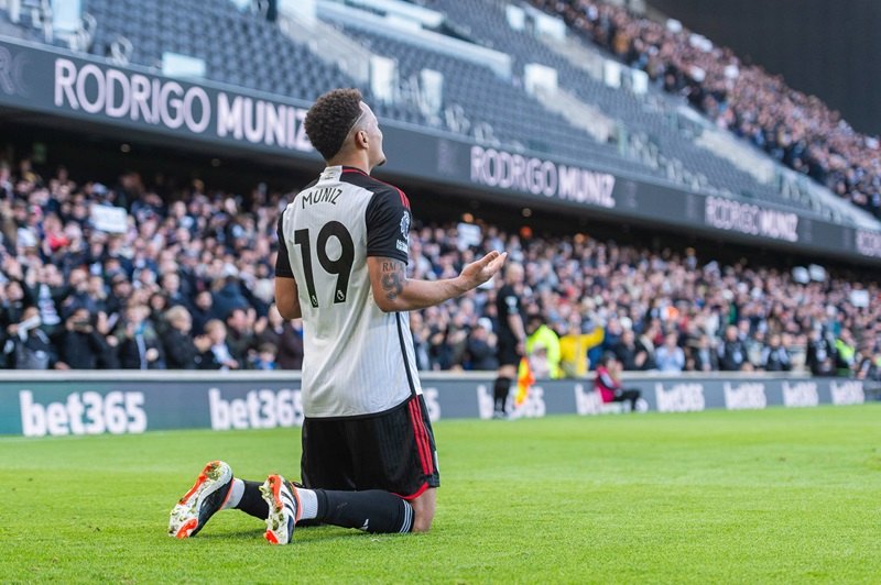 Muniz và màn ăn mừng trên sân cỏ khi thi đấu tại Fulham