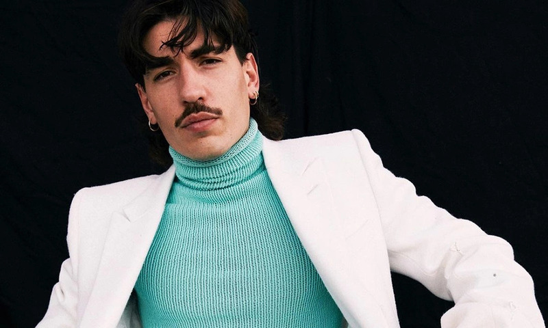 Bellerín diện trang phục thời trang bền vững