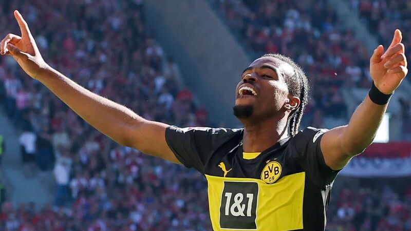 Carney Chukwuemeka dẫn bóng tại Bundesliga 2025
