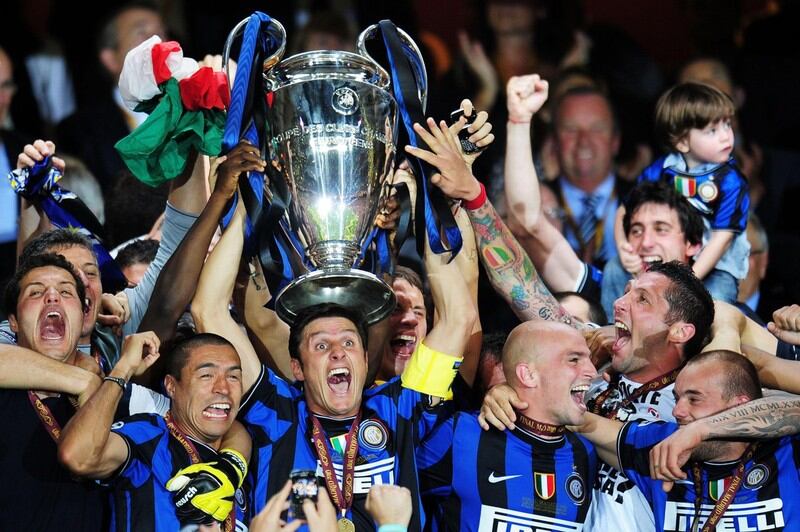 Javier Zanetti nâng cúp chiến thắng