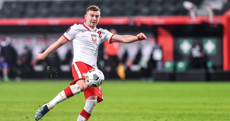 Kacper Kozłowski thể hiện kỹ năng đi bóng