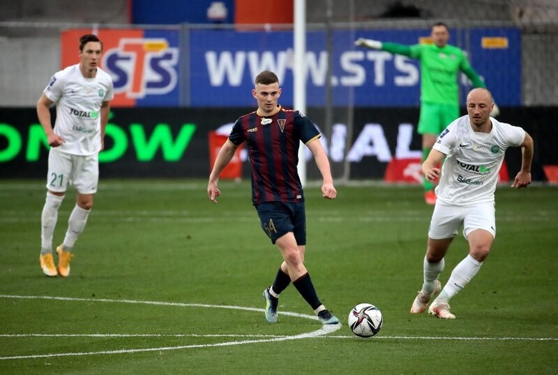 Kacper Kozłowski thi đấu hết mình trên sân cỏ