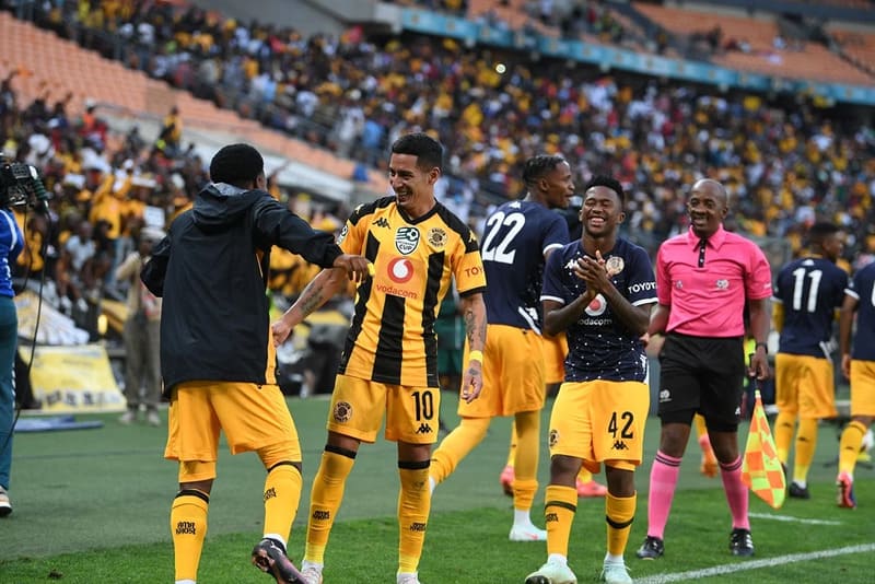 Kaizer Chiefs thi đấu bóng đá mạnh mẽ