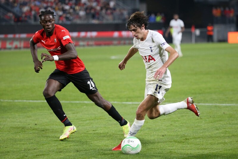 Lesley Ugochukwu kiểm soát giữa sân