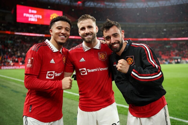 Luke Shaw ăn mừng chiến thắng cùng đồng đội