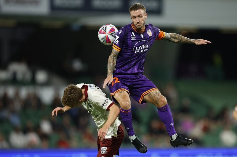 Perth Glory rực lửa trên sân cỏ