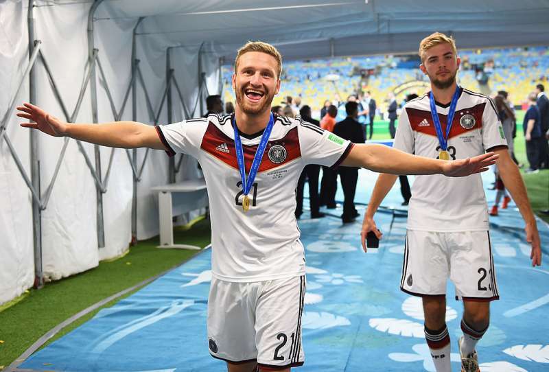 Shkodran Mustafi tỏa sáng cùng Valencia